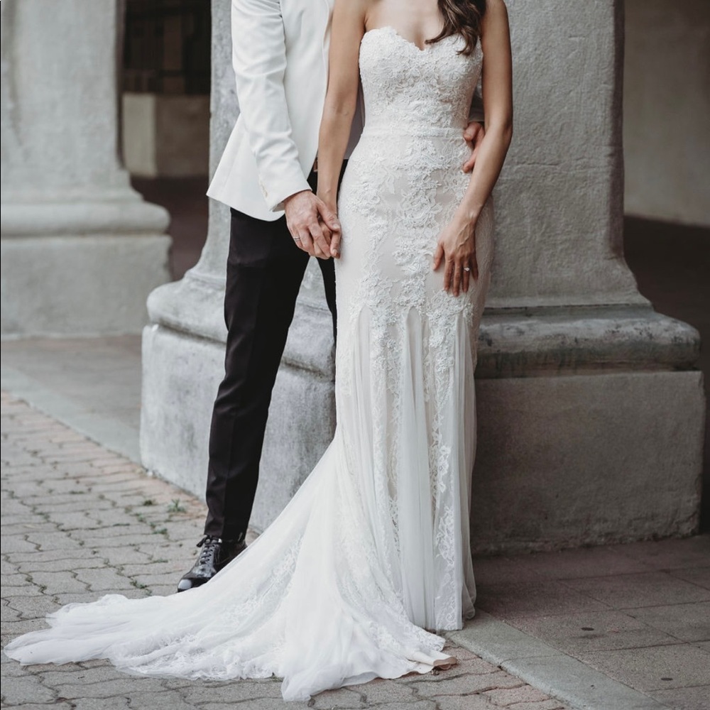 New without tags Enzoani mermaid wedding dress. Size 0. Like new. Worn one hour.